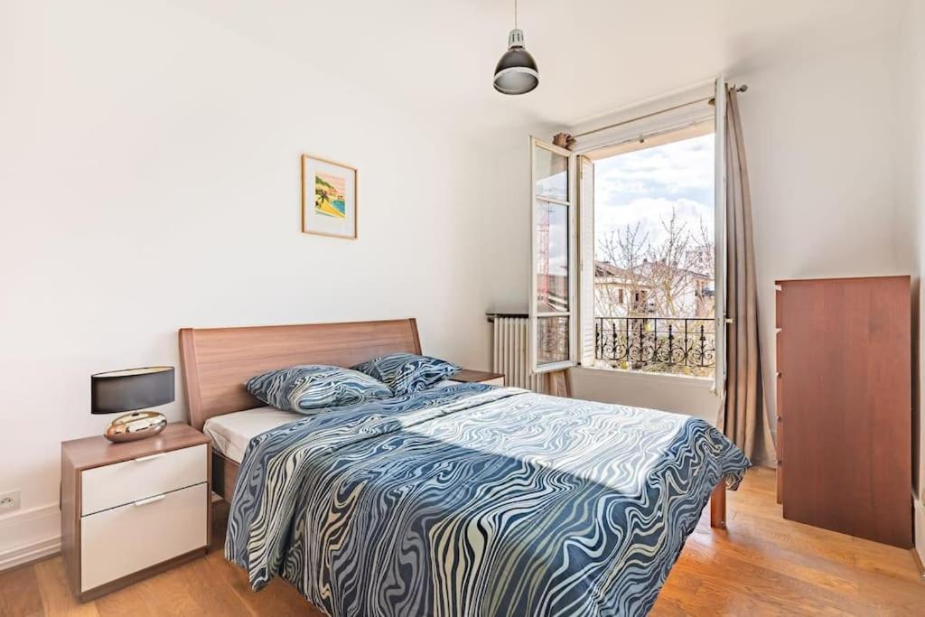 une chambre avec un lit et une fenêtre dans l'établissement Parisian Paradise Beautiful Apartment, à Villejuif