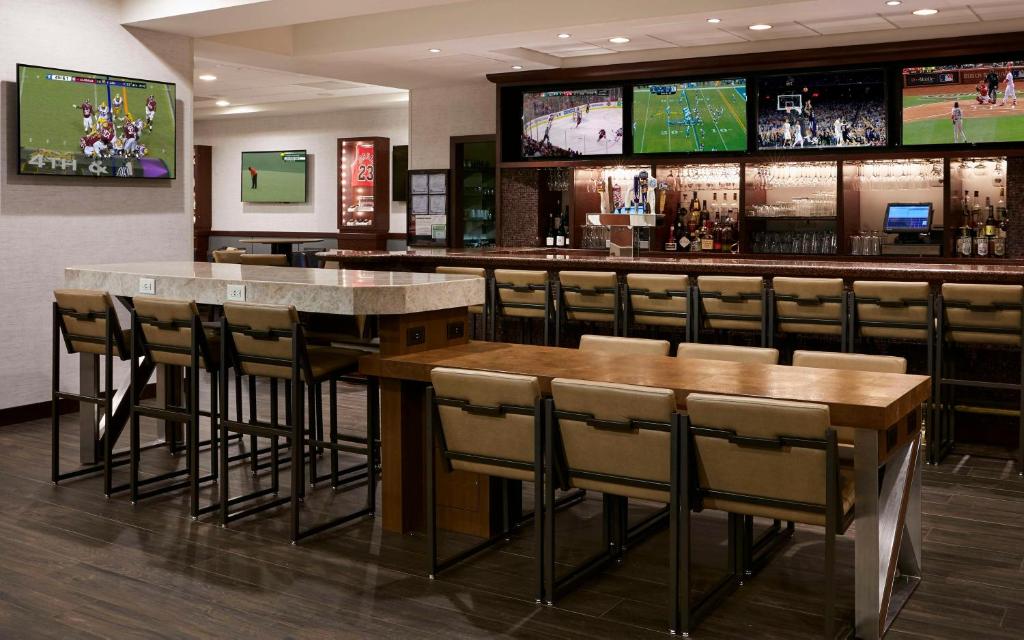 Hilton Chicago O'Hare Airport photo