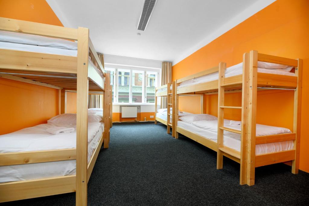 Postel nebo postele na pokoji v ubytování Benedikt City Center Hostel