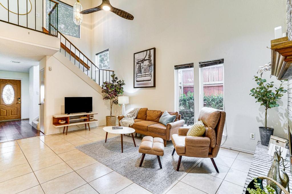 Una sala de estar con un sofá y un televisor. en 4 Mi to ATandT Stadium Townhome in Fort Worth, en Fort Worth