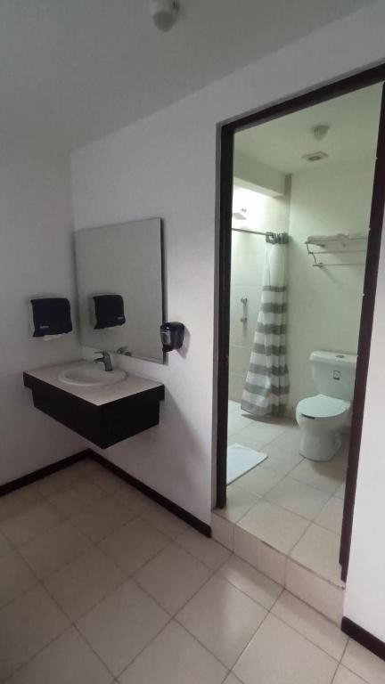 Koupelna v ubytování Hotel Ross