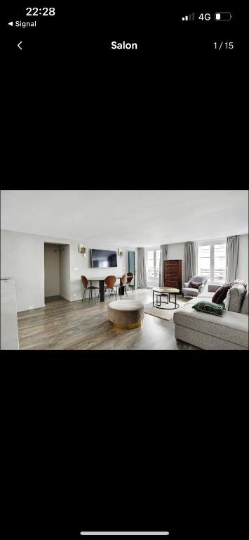 un salon avec un canapé et une table dans l'établissement La tanière Mandar, à Paris