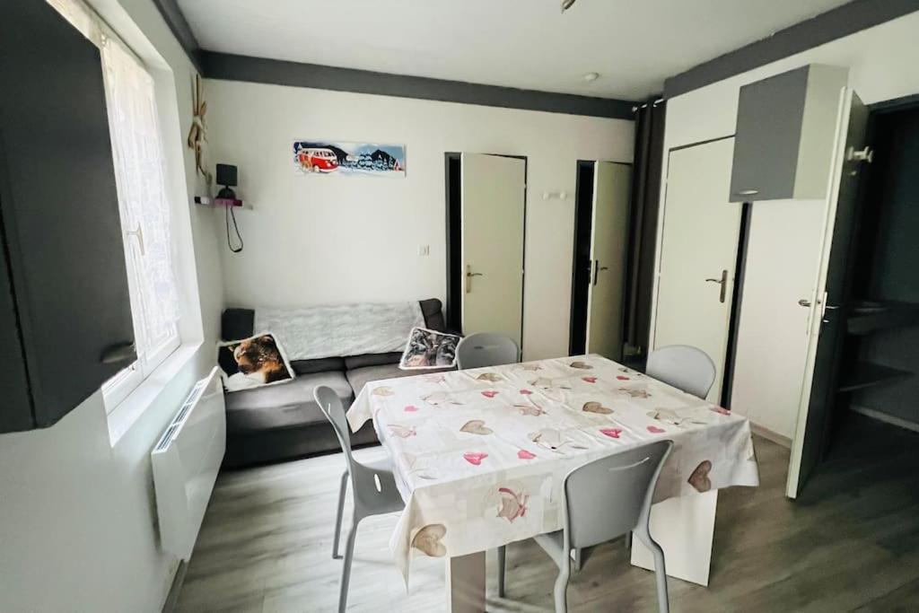 une pièce avec une table, des chaises et un lit dans l'établissement Bel appartement 50 m télécabines 200 m village, à Cauterets