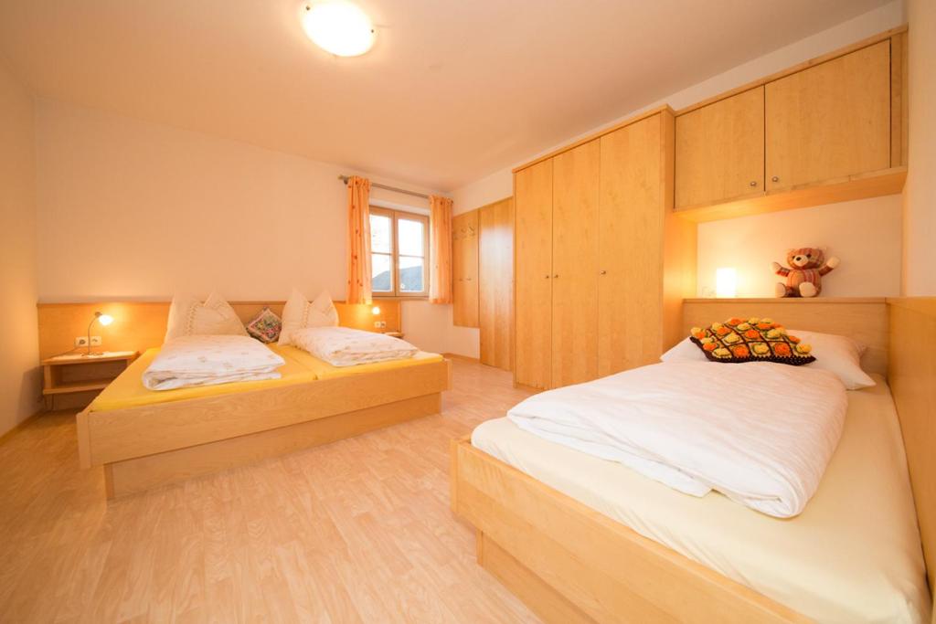 una camera da letto con due letti e una finestra di Bio-Bauernhof Einberghof a Pfarrwerfen