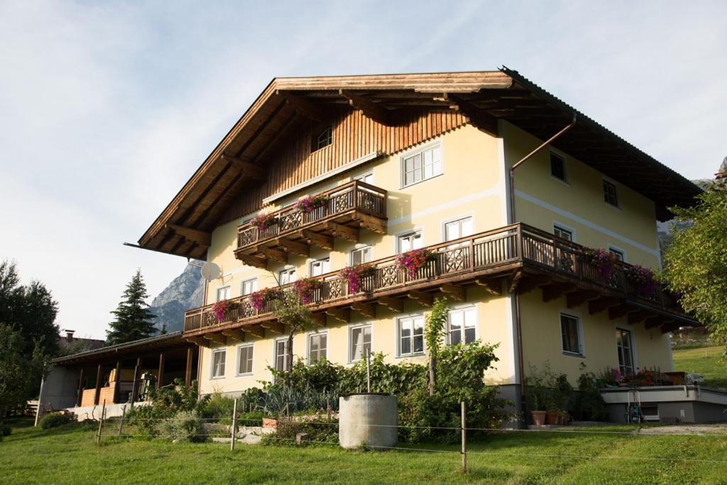 ein großes Haus mit Balkon seitlich in der Unterkunft Bio-Bauernhof Einberghof in Pfarrwerfen