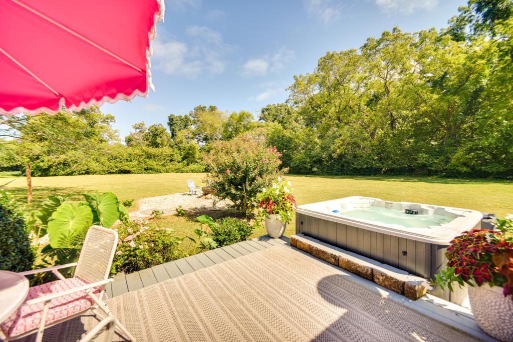 patio con bañera de hidromasaje en Bungalow with Large Yard 8 Mi to Cape Charles Beach, en Cape Charles