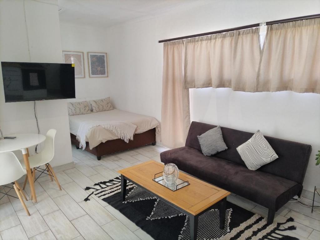 Ένα ή περισσότερα κρεβάτια σε δωμάτιο στο Home Away From Home 2