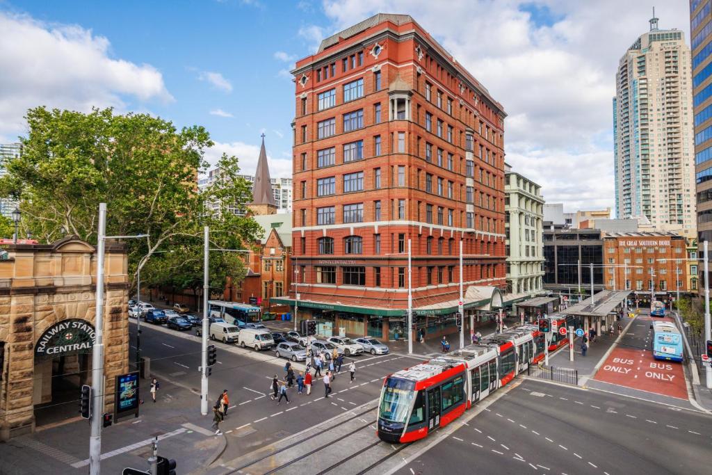 シドニーにあるYHA Sydney Centralの建物前のバス停付き街道