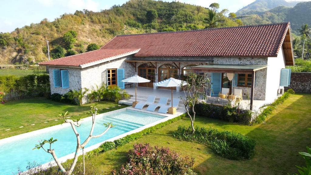 Bazén v ubytování Casa Samudra - charming & spacious villa by the sea surrounded by nature nebo v jeho okolí