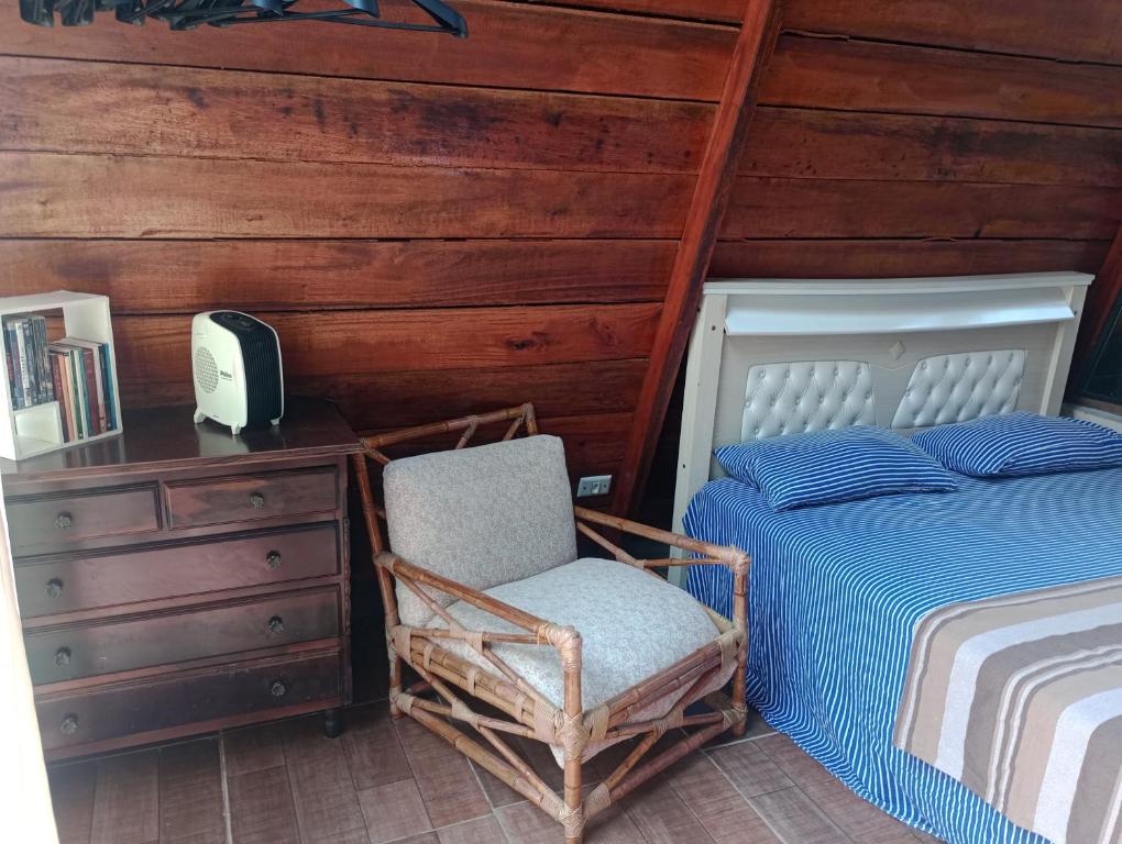 Postel nebo postele na pokoji v ubytování Chalé rústico aconchegante