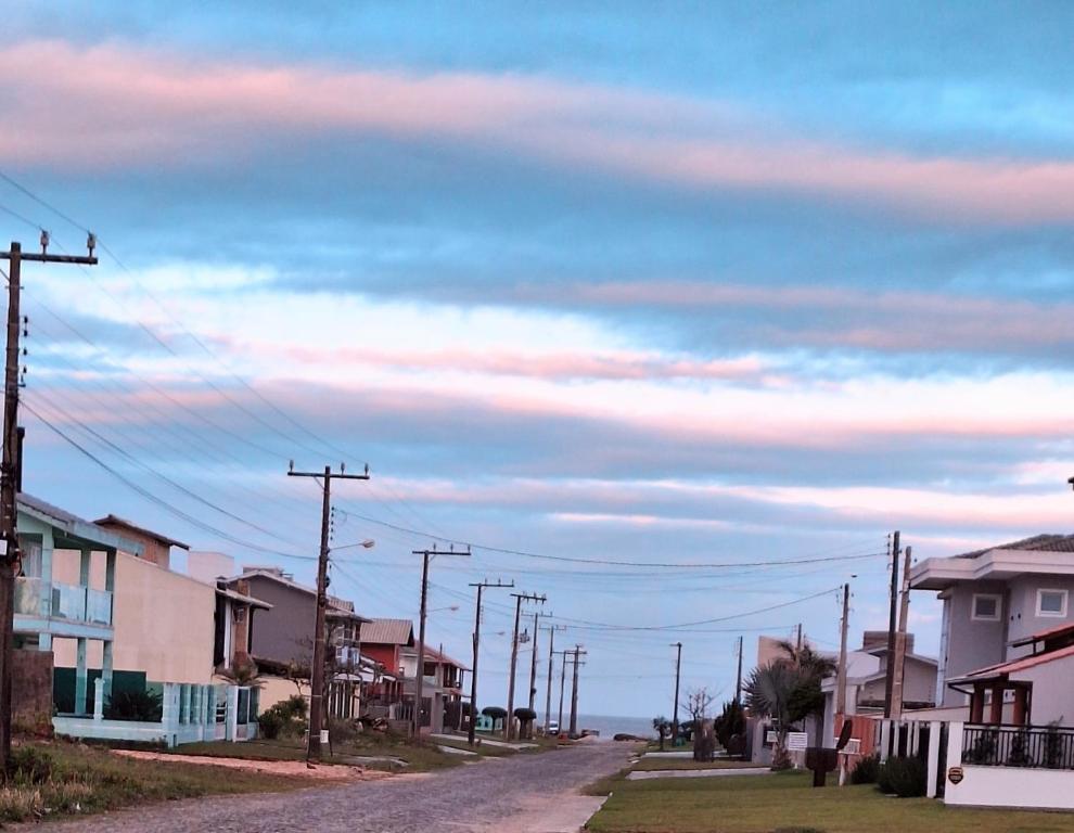an empty street in a small town with houses at Recanto do surf in Imbituba