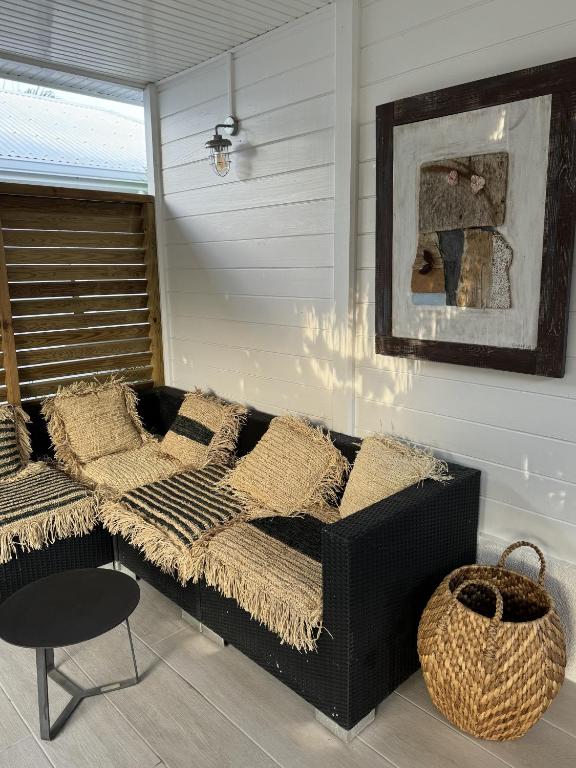 Posezení v ubytování Les Cabanes cosy à 2 pas du lagon - charme et confort
