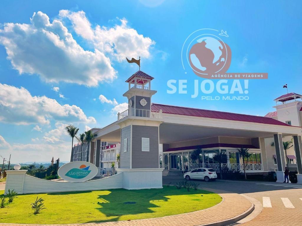 Un edificio con una torre de reloj en la parte superior. en Resort de São Pedro por Agencia se Joga pelo Mundo, en São Pedro