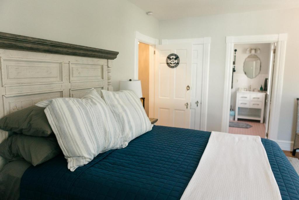 The Carriage House Inn Bed and Breakfast - Habitación Con Cama Grande Y Vistas Al Jardín