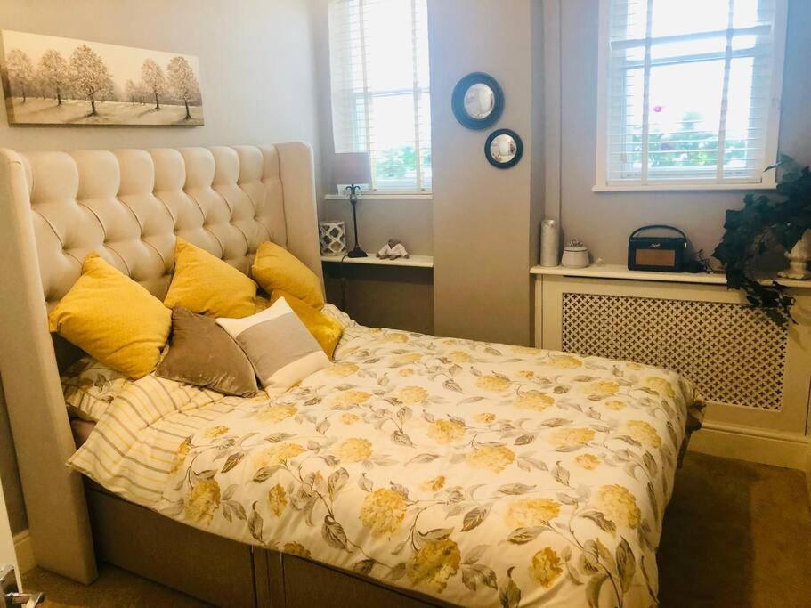 Postel nebo postele na pokoji v ubytování Ilkley Garden Suite