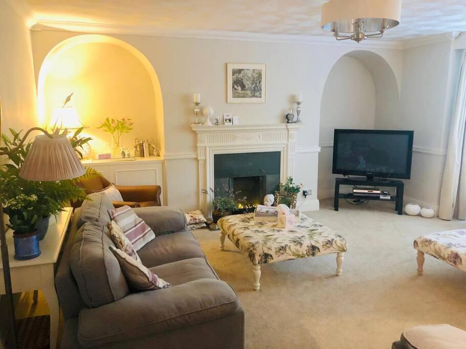 TV a/nebo společenská místnost v ubytování Ilkley Garden Suite