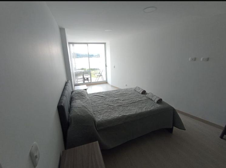 Postel nebo postele na pokoji v ubytování apartamento vista al lago