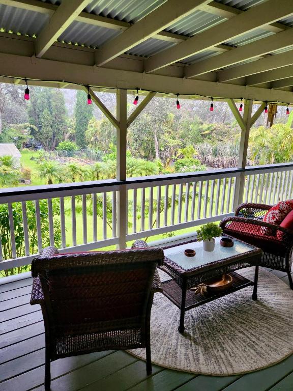 Balkón nebo terasa v ubytování Aloha Junction Bed and Breakfast -Minutes away from Hawaii Volcanoes National Park