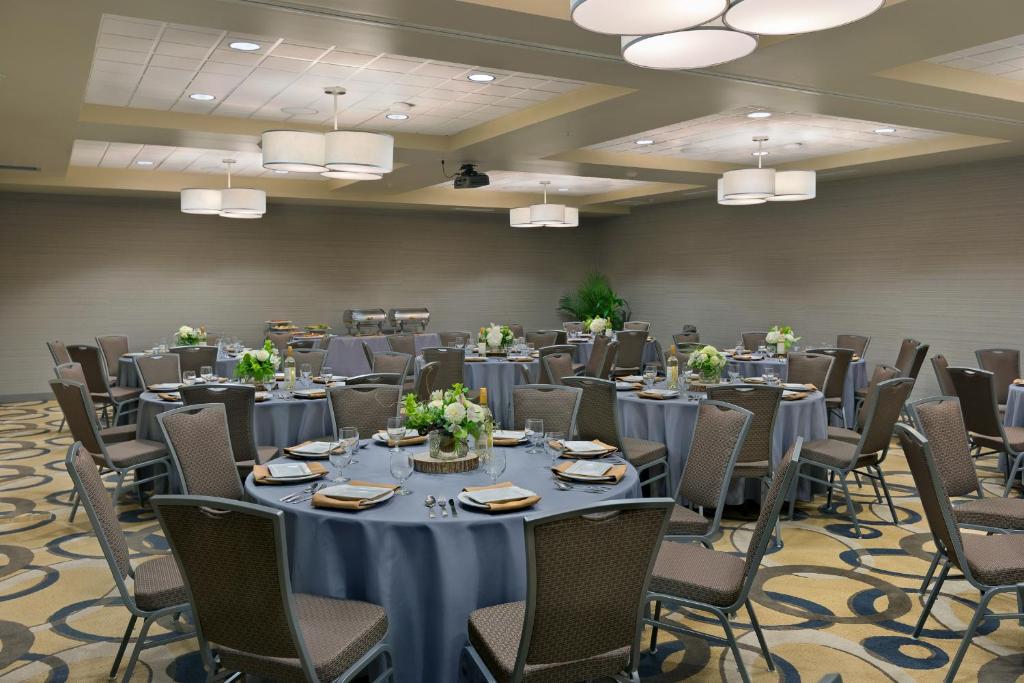 Oxford Suites Bellingham photo
