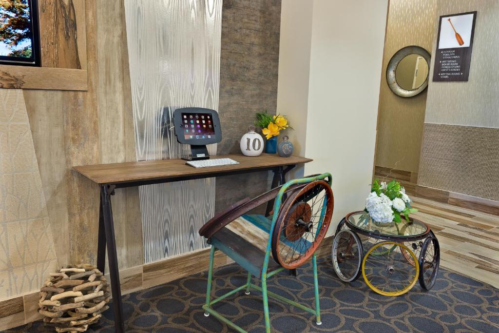 Oxford Suites Bellingham photo