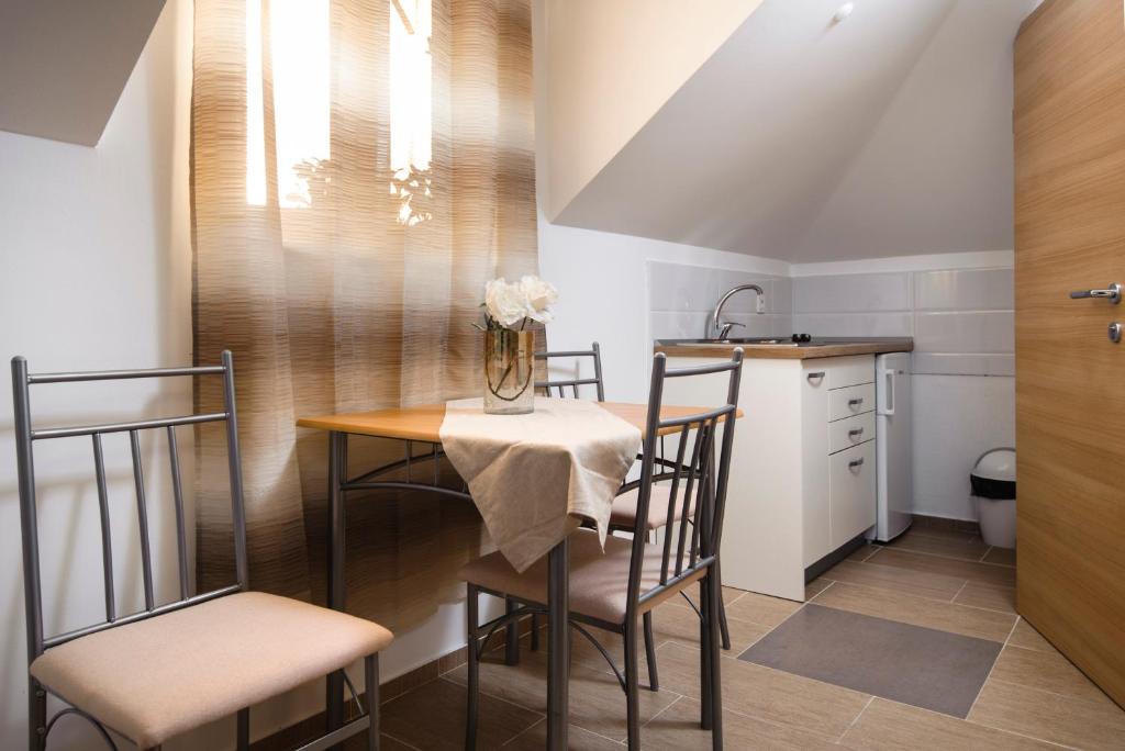 Kuchyň nebo kuchyňský kout v ubytování La Perla Luxury Apartments