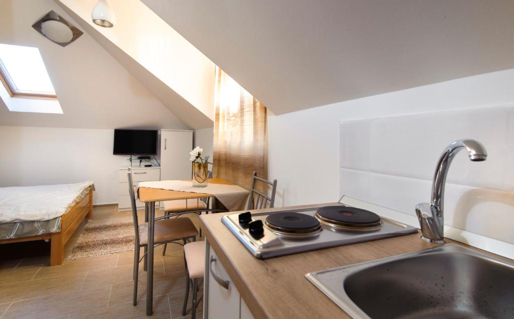 Kuchyň nebo kuchyňský kout v ubytování La Perla Luxury Apartments