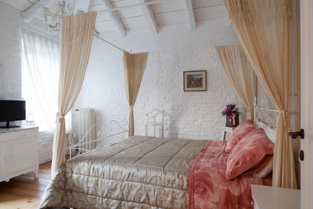 a bedroom with a bed with a canopy at Bed & Breakfast Canova in Treviso