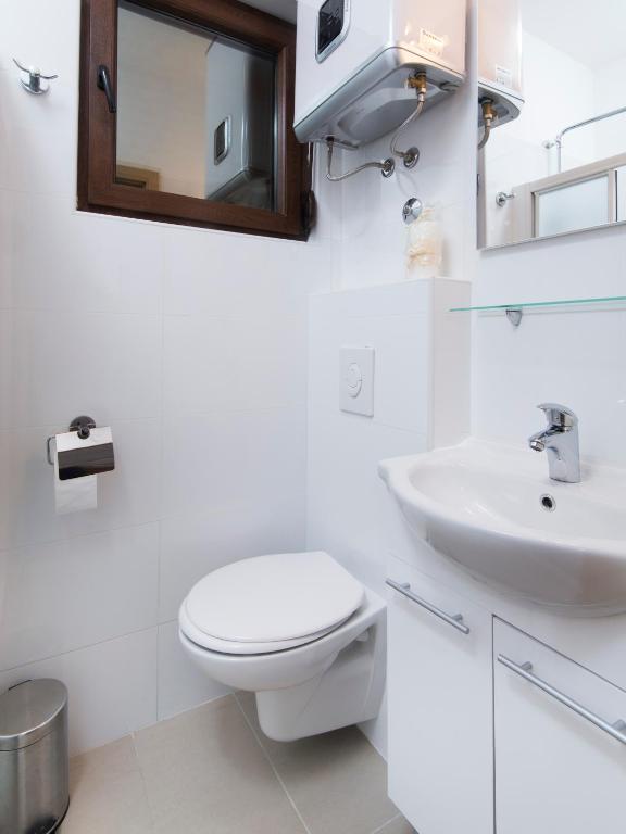 Koupelna v ubytování La Perla Luxury Apartments