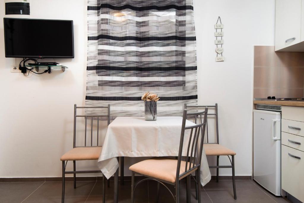 Kuchyň nebo kuchyňský kout v ubytování La Perla Luxury Apartments