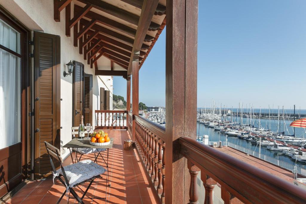 un balcón de una casa con vistas al puerto deportivo en Arenyslux, en Arenys de Mar