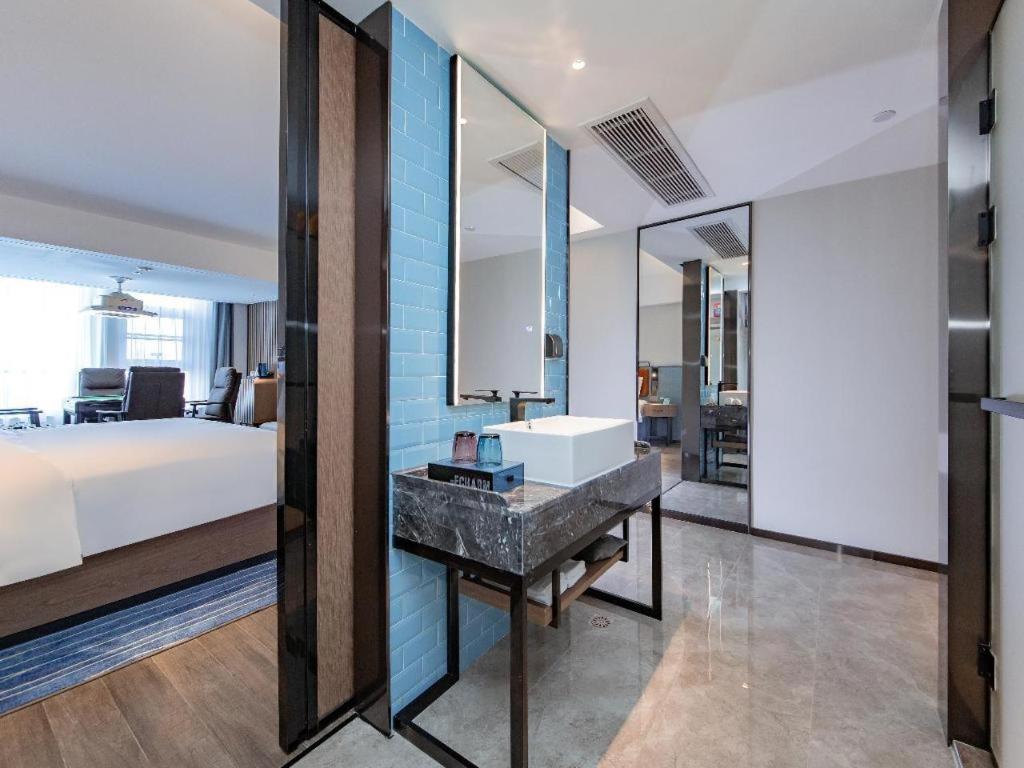 Ένα ή περισσότερα κρεβάτια σε δωμάτιο στο Echarm Hotel Wuhan Keting Polar Ocean World