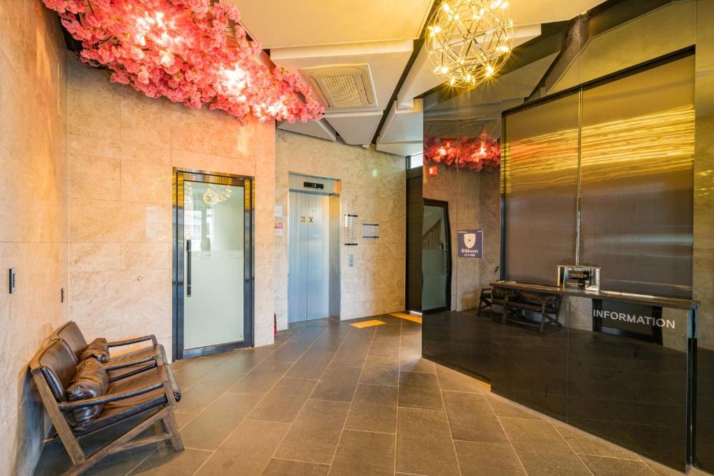 Kuchyň nebo kuchyňský kout v ubytování Yeosu Stay Hotel