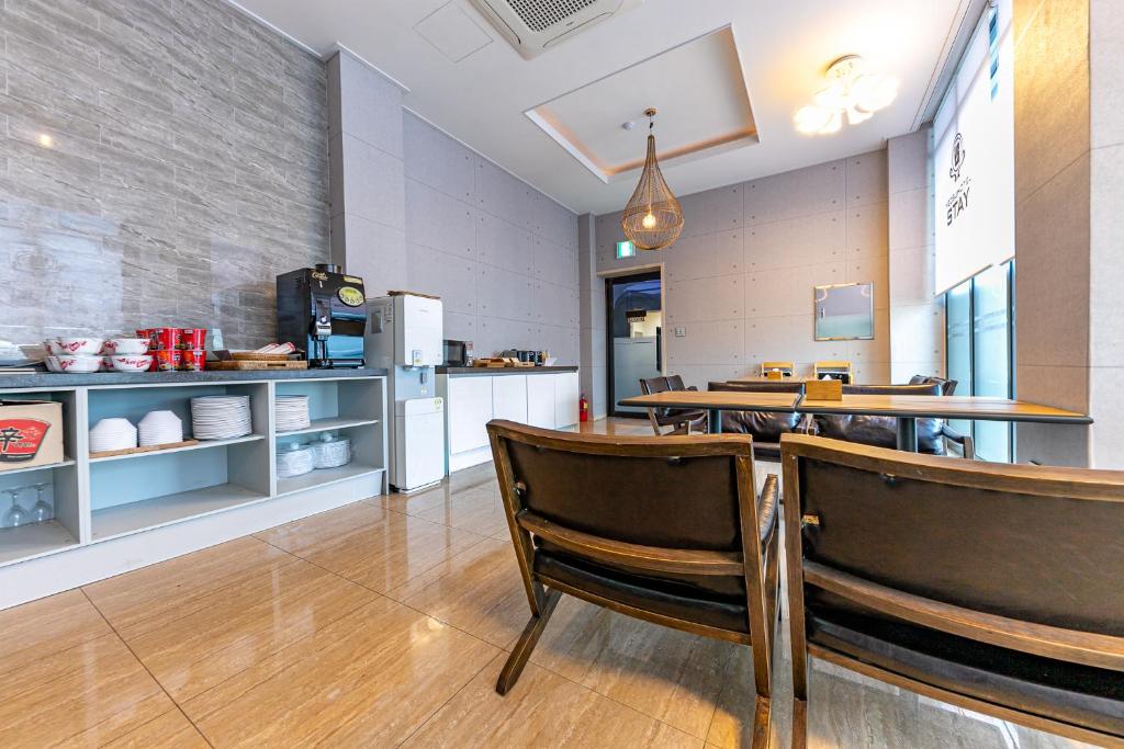 Kuchyň nebo kuchyňský kout v ubytování Yeosu Stay Hotel