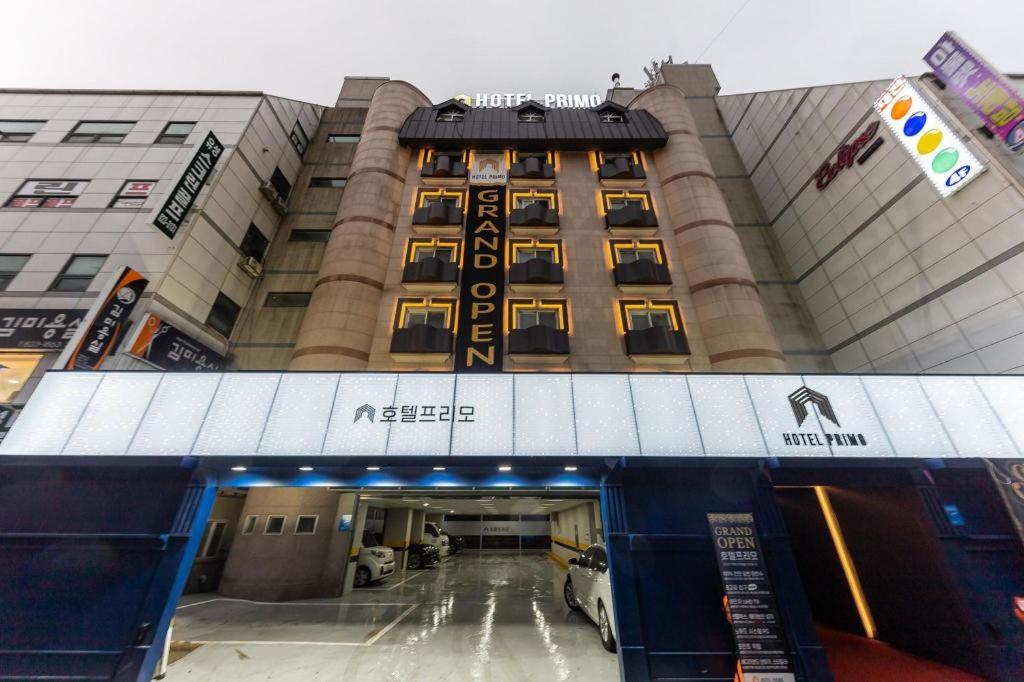an entrance to a building with a parking garage at Hotel Primo Daejeon in Daejeon