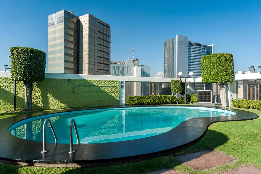 een zwembad op het dak van een gebouw bij Hotel Casa Blanca in Mexico-Stad