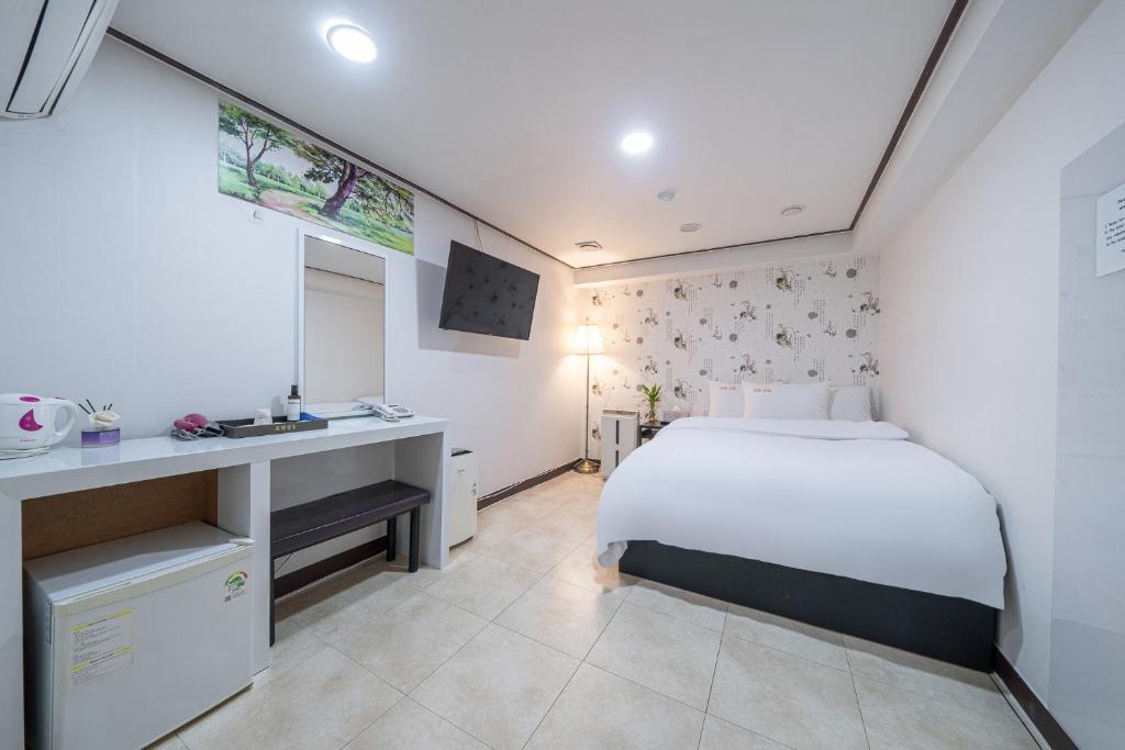 Voodi või voodid majutusasutuse Kyoung Dong Hotel Myeongdong toas
