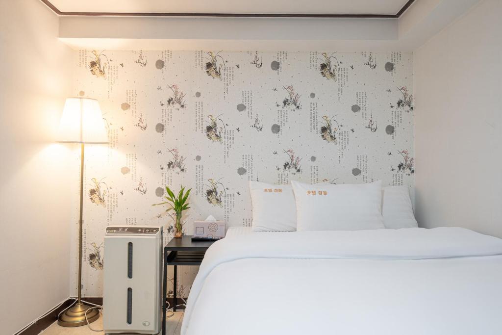 Voodi või voodid majutusasutuse Kyoung Dong Hotel Myeongdong toas