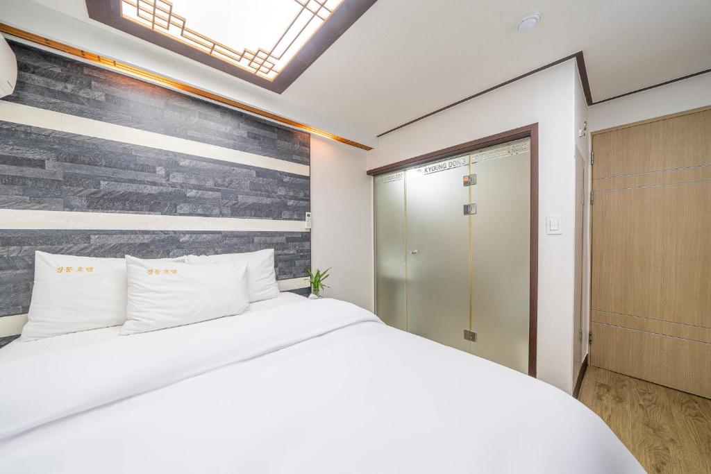 Voodi või voodid majutusasutuse Kyoung Dong Hotel Myeongdong toas