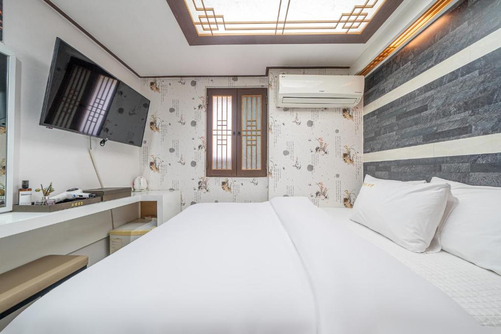 Voodi või voodid majutusasutuse Kyoung Dong Hotel Myeongdong toas