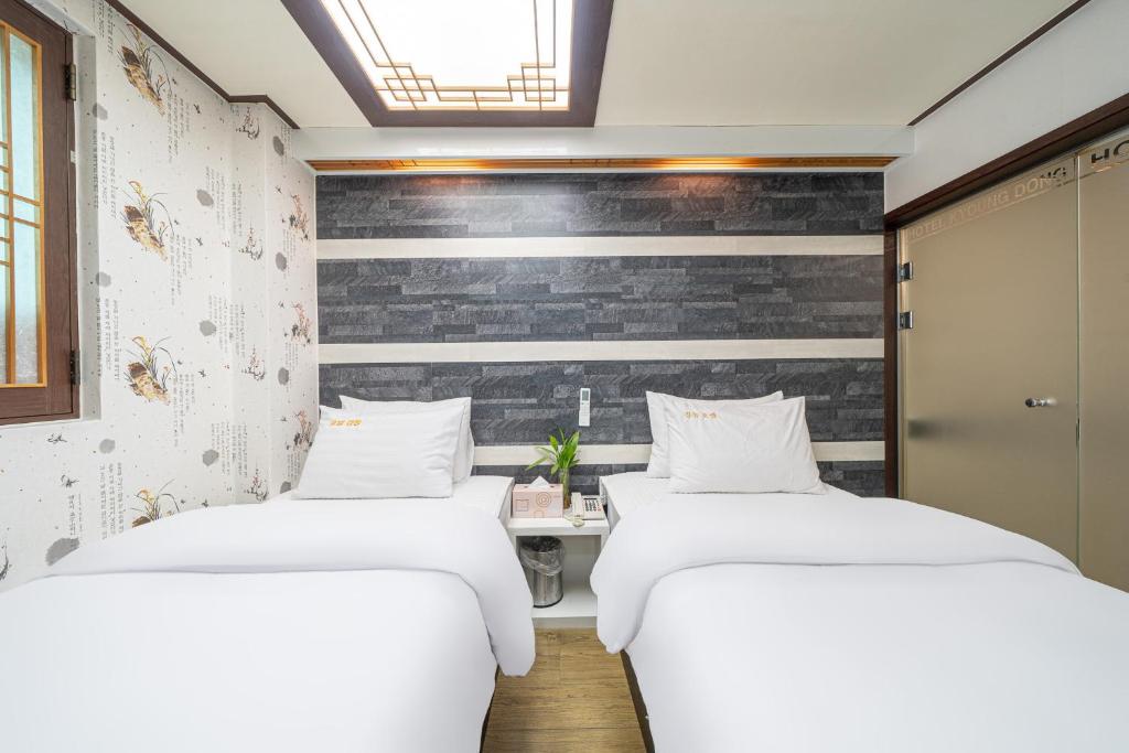 Voodi või voodid majutusasutuse Kyoung Dong Hotel Myeongdong toas