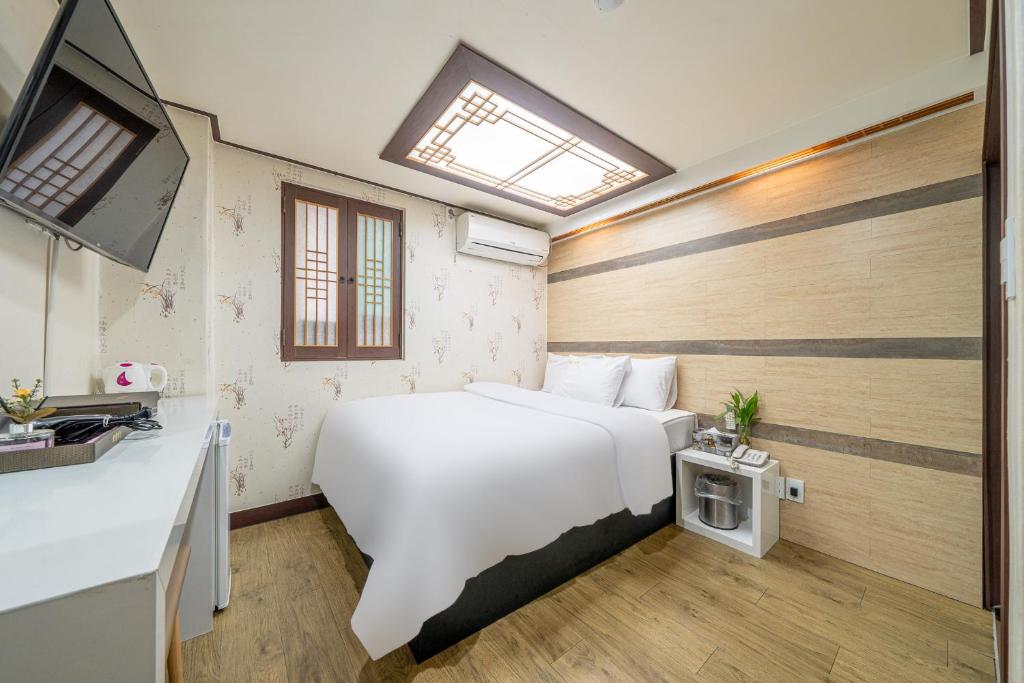 Voodi või voodid majutusasutuse Kyoung Dong Hotel Myeongdong toas