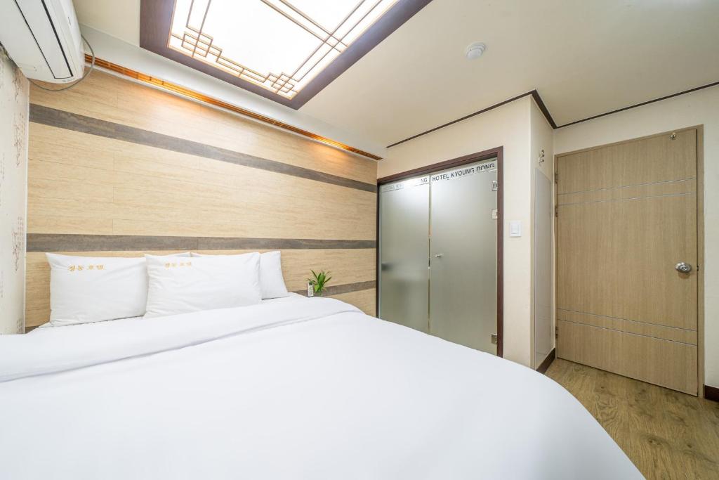 Voodi või voodid majutusasutuse Kyoung Dong Hotel Myeongdong toas