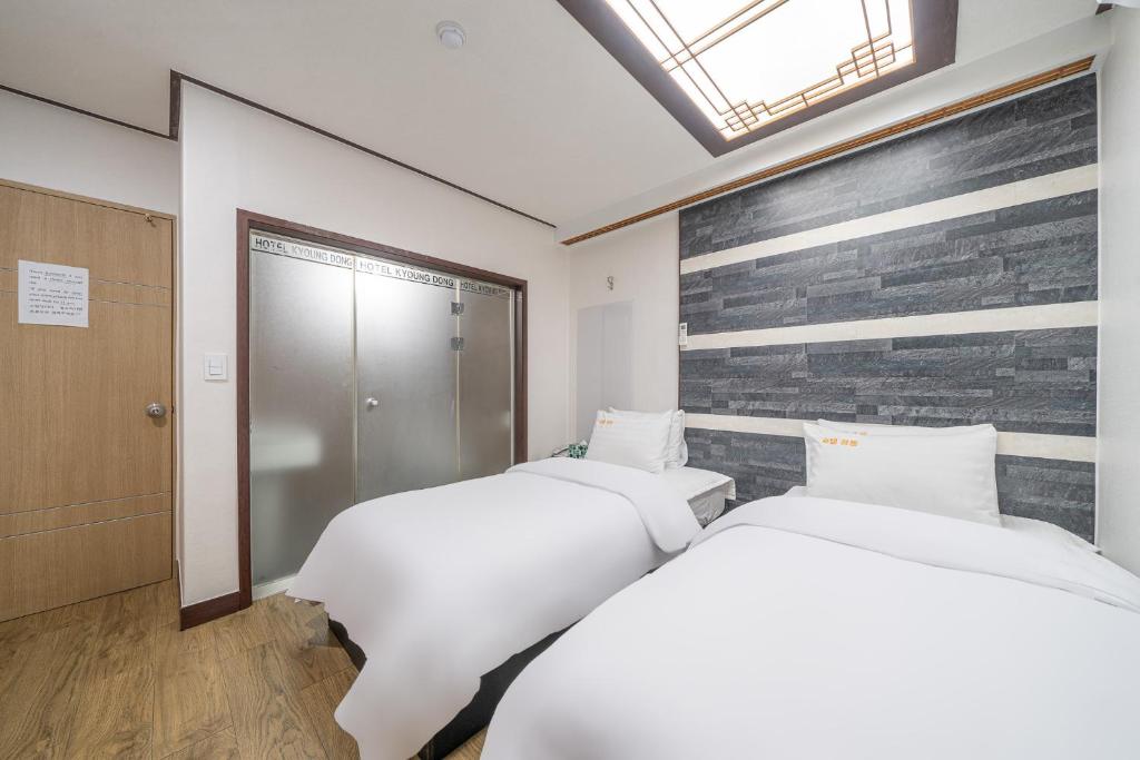 Voodi või voodid majutusasutuse Kyoung Dong Hotel Myeongdong toas