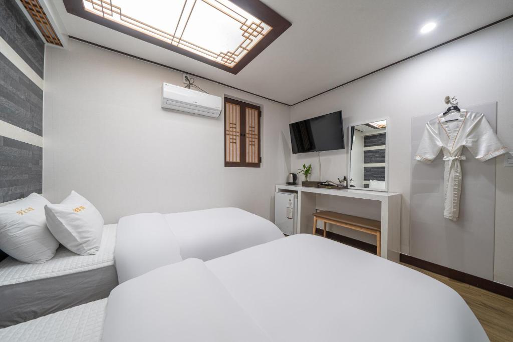 Voodi või voodid majutusasutuse Kyoung Dong Hotel Myeongdong toas