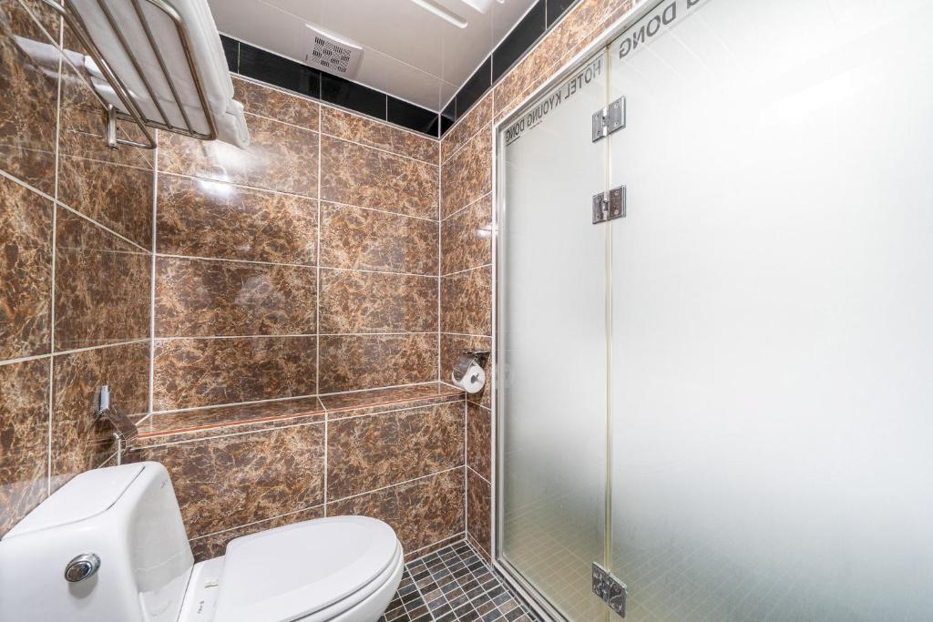 Vannituba majutusasutuses Kyoung Dong Hotel Myeongdong