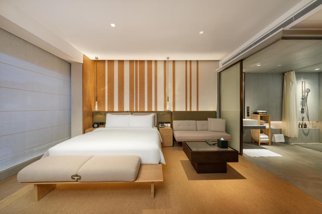 Postel nebo postele na pokoji v ubytování Joyze Hotel Xiamen, Curio Collection By Hilton