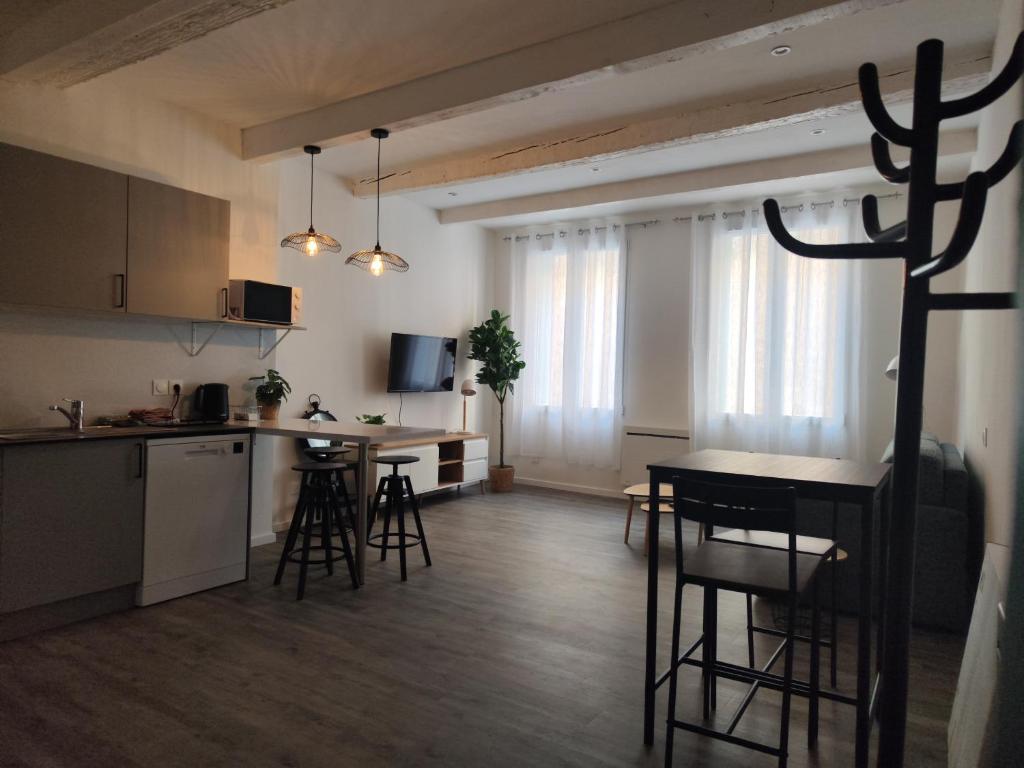 une cuisine et un salon avec une table et des chaises dans l'établissement Bon Pasteur, à Aix-en-Provence