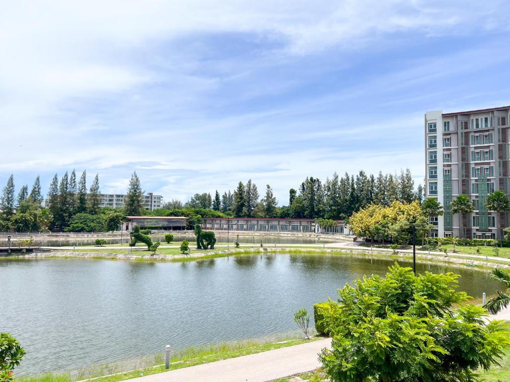 Výhled na řeku, která protéká v blízkosti hotelu