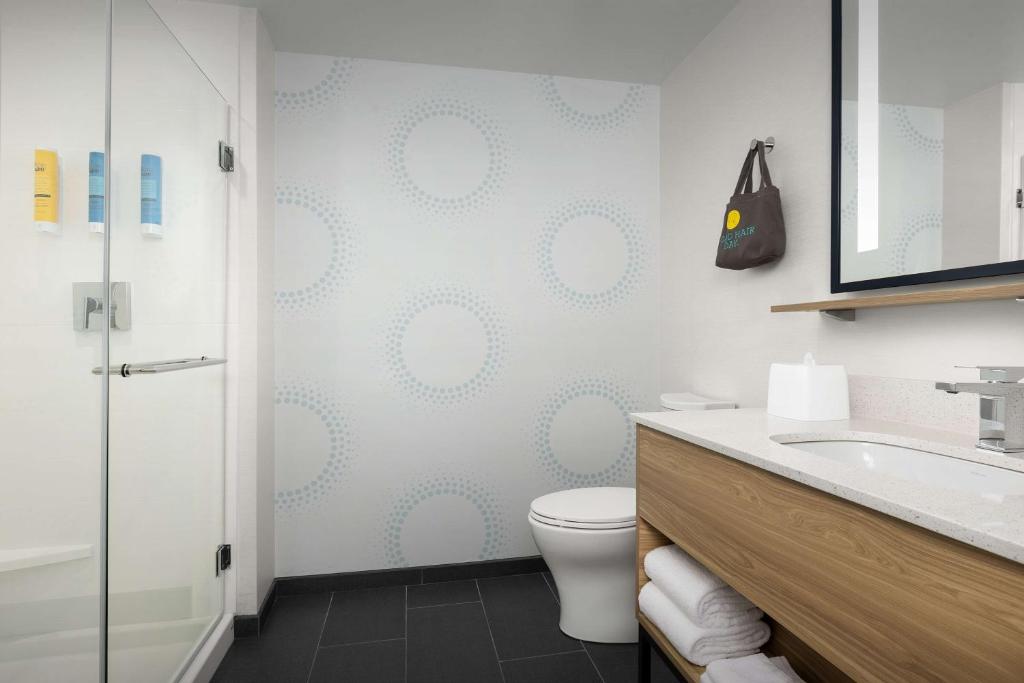 Tru By Hilton Columbus East Broad - Habitación King Con Ducha A Ras De Suelo