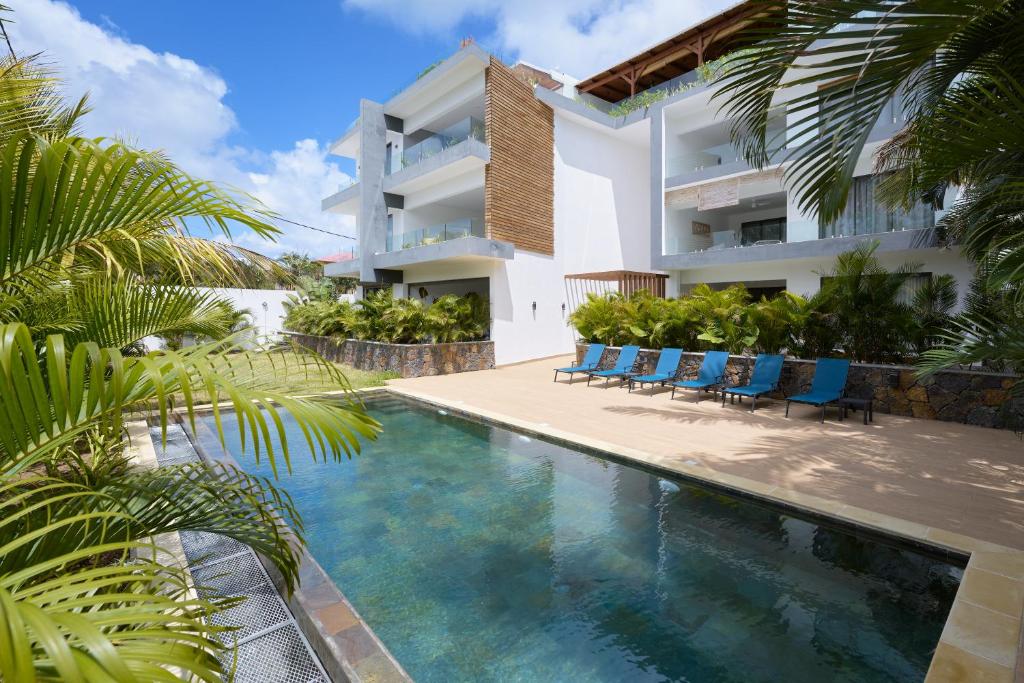 une piscine devant un immeuble dans l'établissement Pointe aux Canonniers Beach Luxury Apartment, à Pointe aux Cannoniers